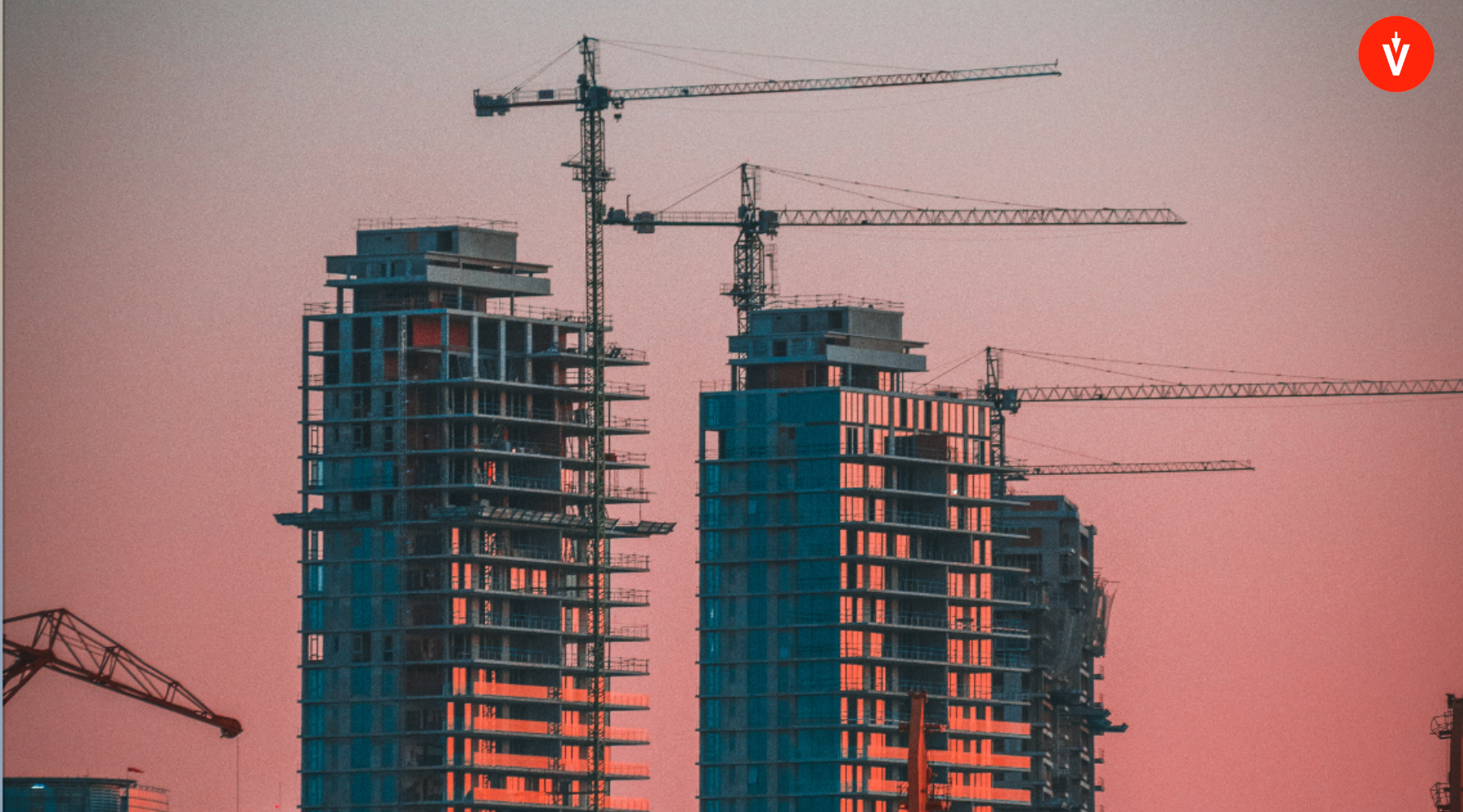 Edificios en construcción con logo de EVoting en la esquina