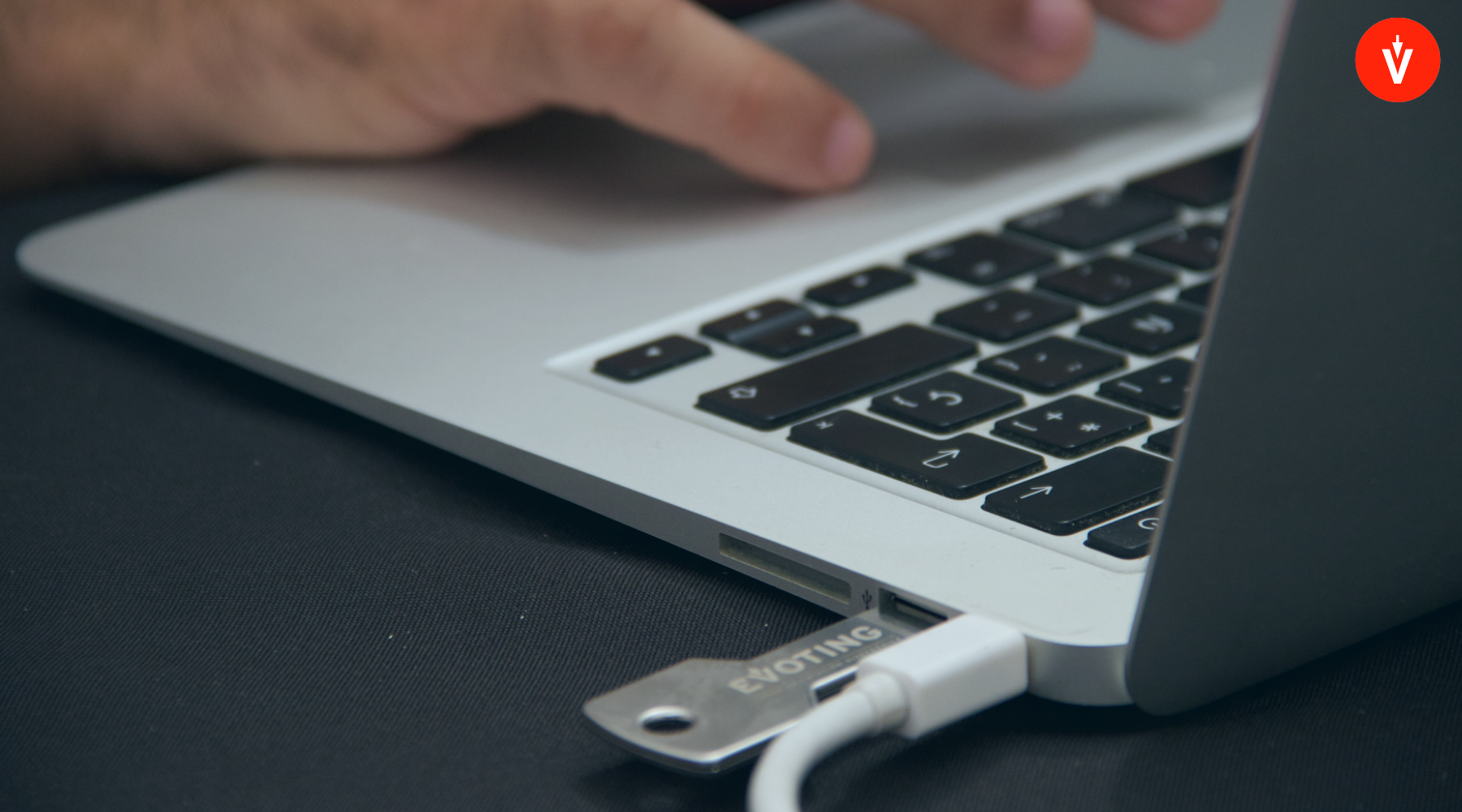 MacBook Air con llave criptográfica de EVoting