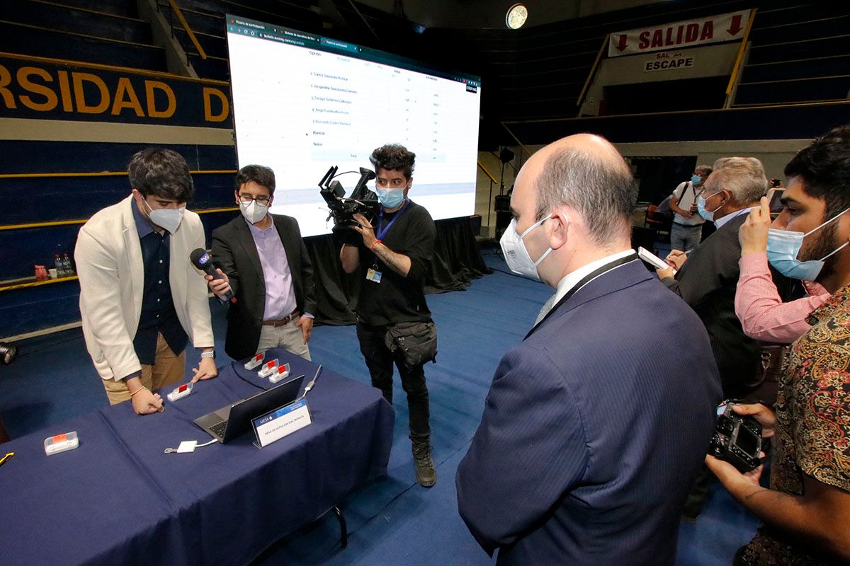 Equipo de EVoting realizando ceremonia de escrutinio en la Universidad de Concepción