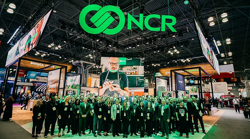 Equipo de NCR posando en un stand