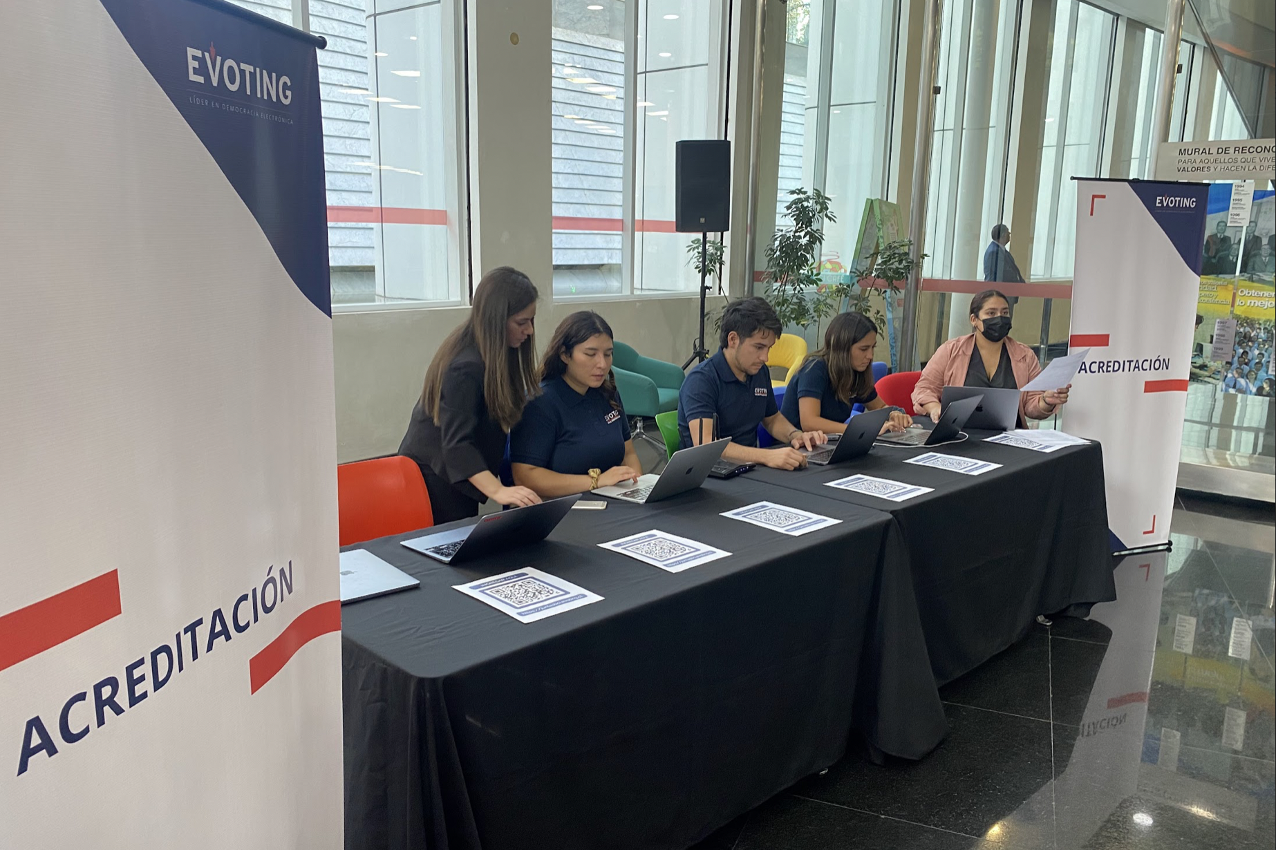 Equipo EVoting en la junta de accionistas de BCI (Chile)
