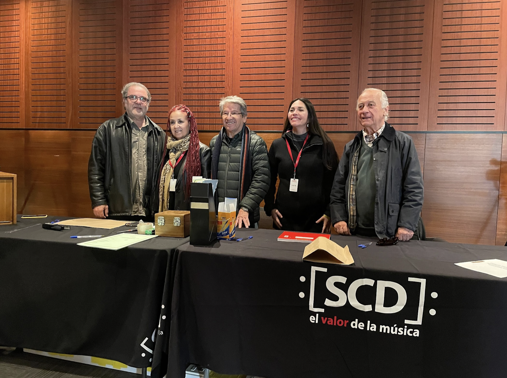 Participantes de la SCD en proceso de votación con la plataforma de votaciones electrónicas de EVoting