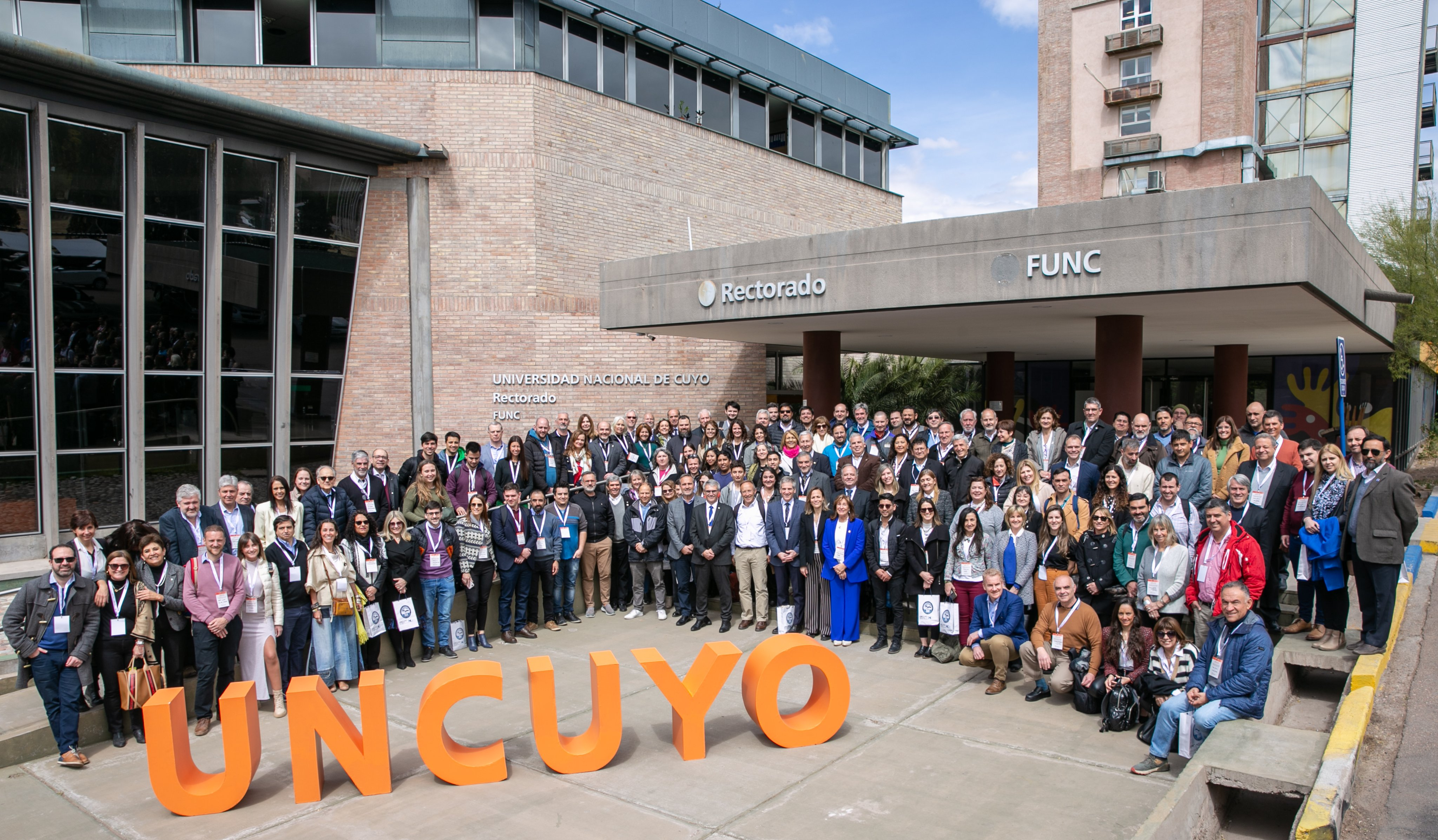 Grupo de personas frente a la Universidad de Cuyo, Argentina