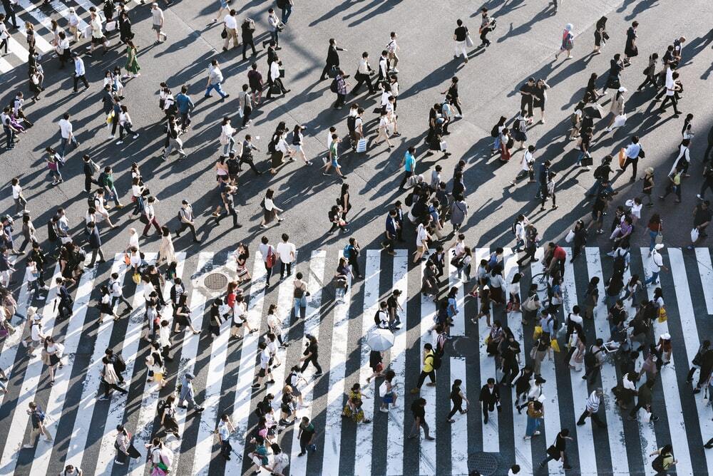 Personas caminando por paso peatonal