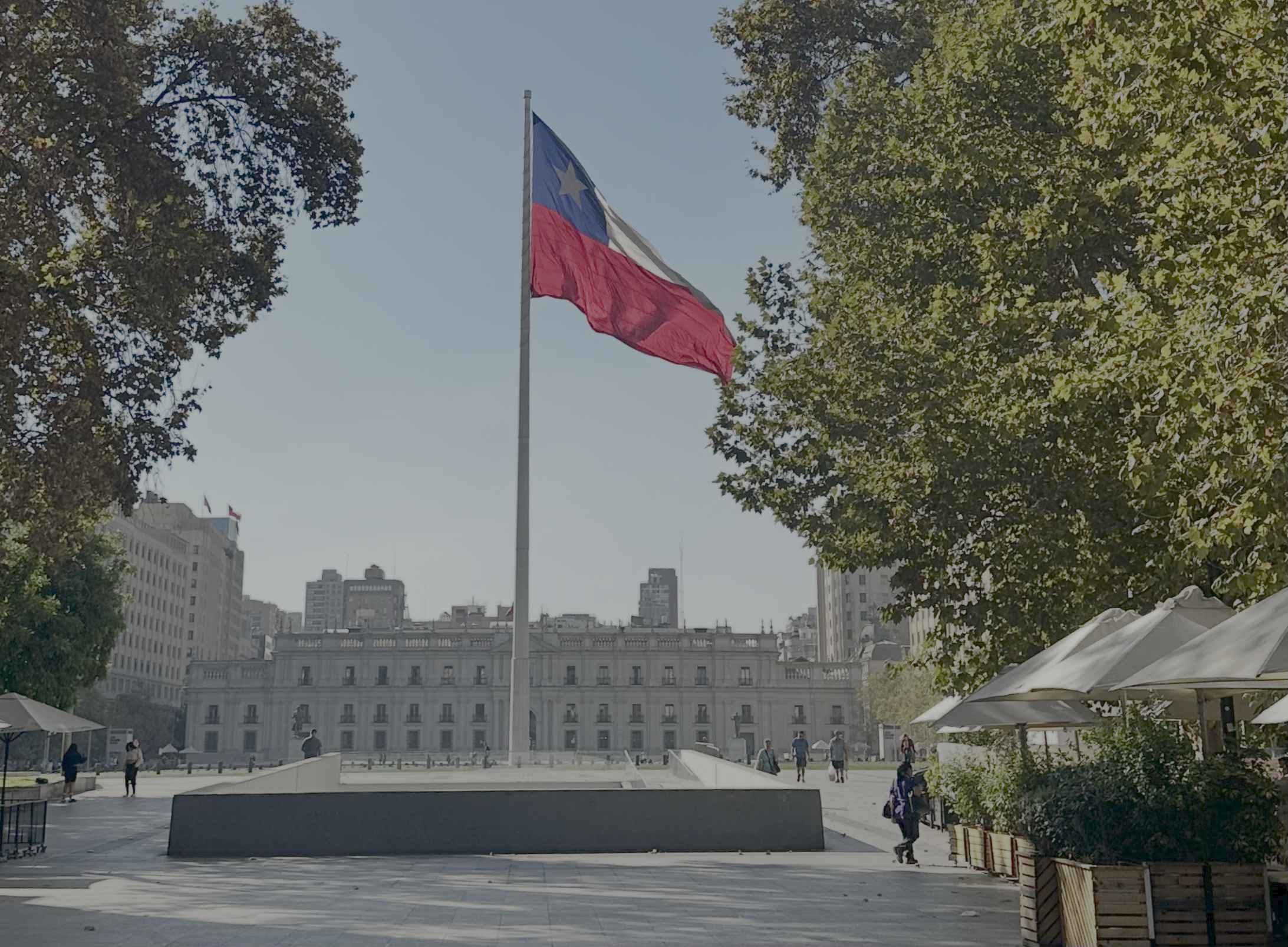 Gran bandera chilena flameando frente al Palacio de La Moneda en la Plaza de la Ciudadanía, Santiago de Chile.