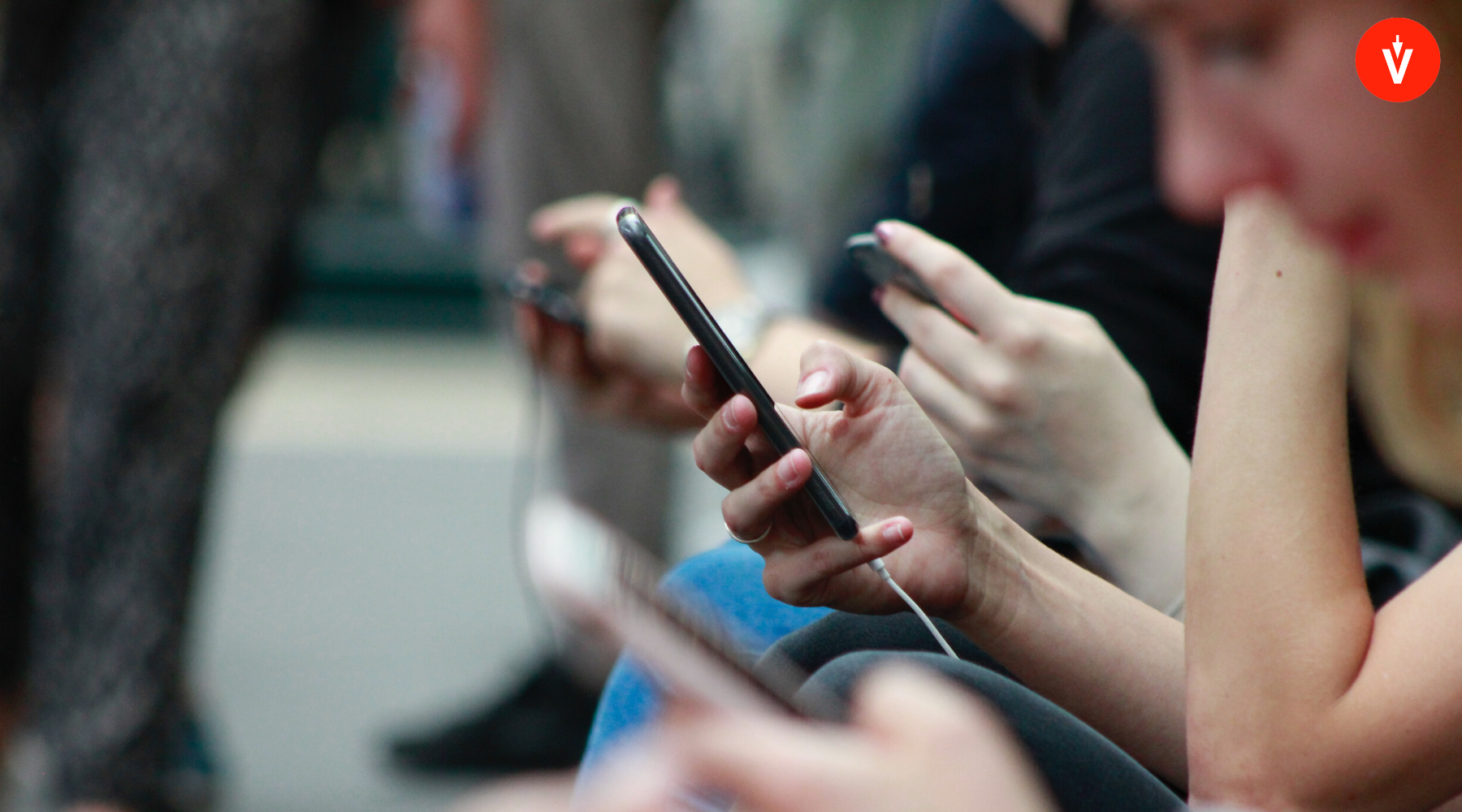 Tres personas sosteniendo sus teléfonos celulares, más logo de EVoting en la esquina