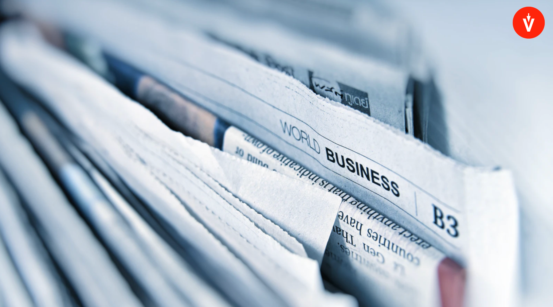 Diversas copias de un periódico donde se lee World Business B3, con logo de EVoting en la esquina