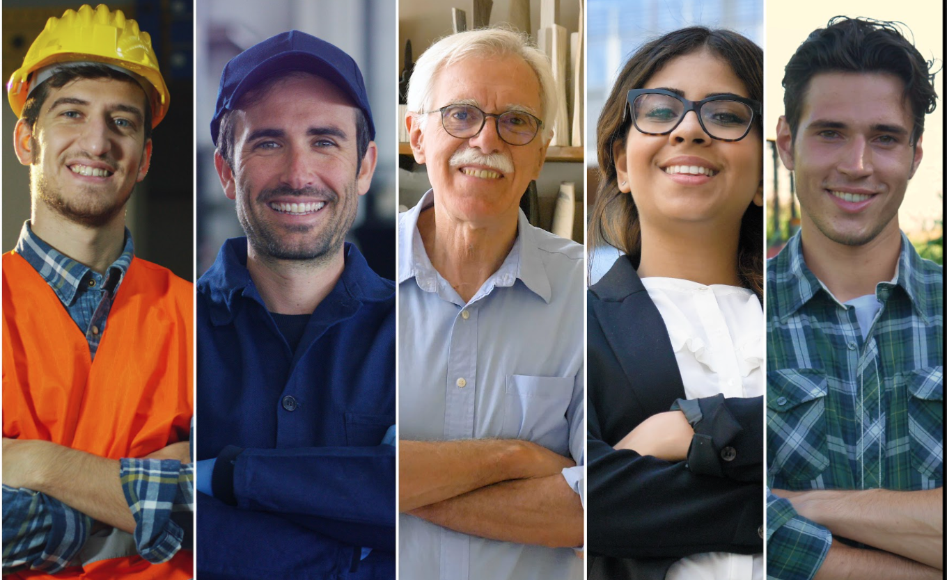 Personas de distintas áreas laborales posando con una sonrisa