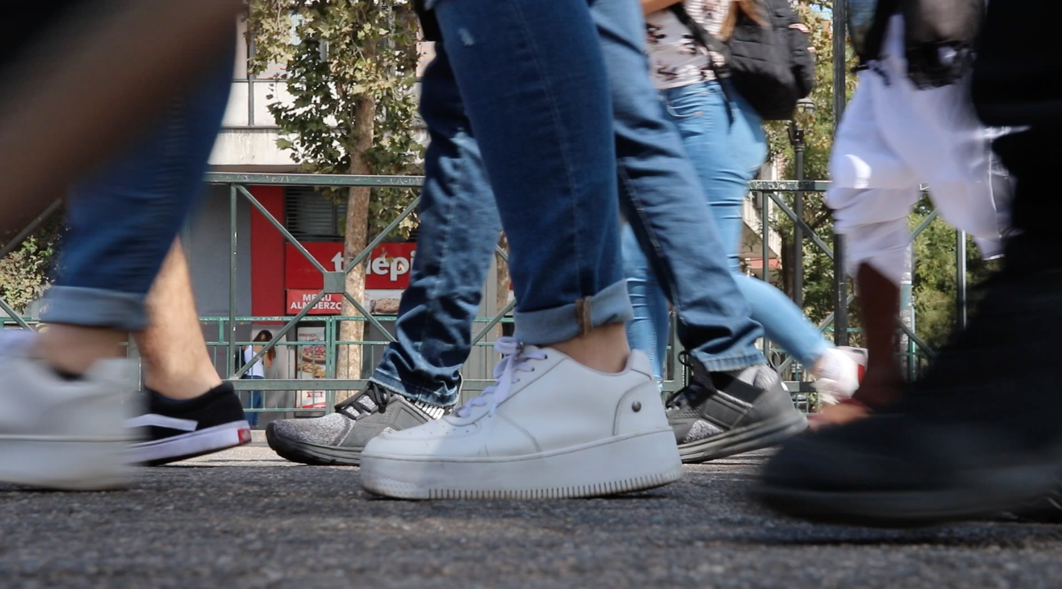 Personas caminando frente a un local de Telepizza