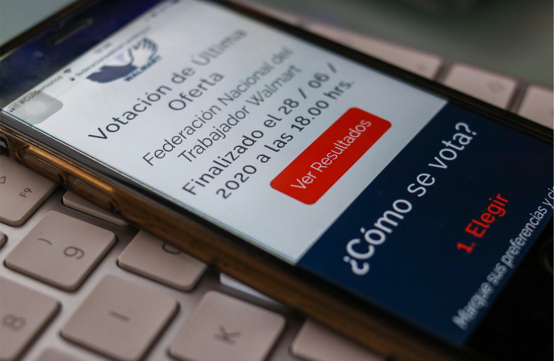 Pantalla de teléfono con la plataforma de votación electrónica de EVoting en votación con Walmart