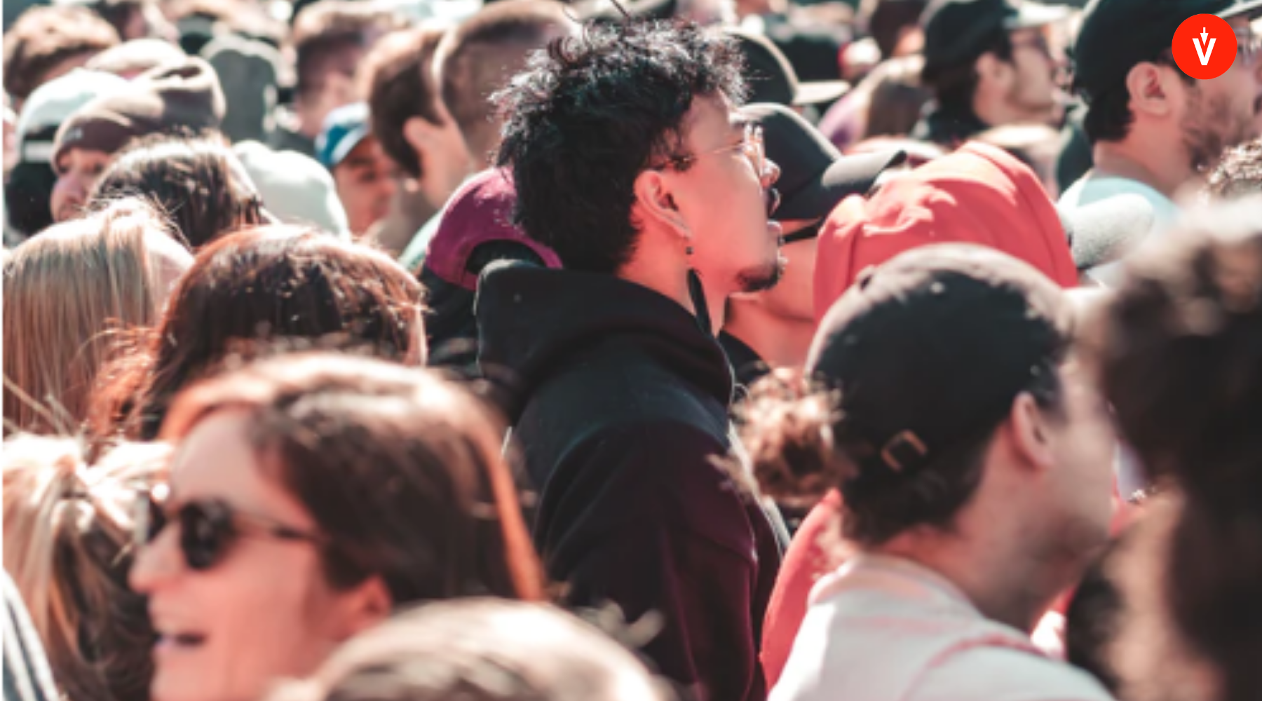 Personas en una multitud con logo de EVoting en la esquina