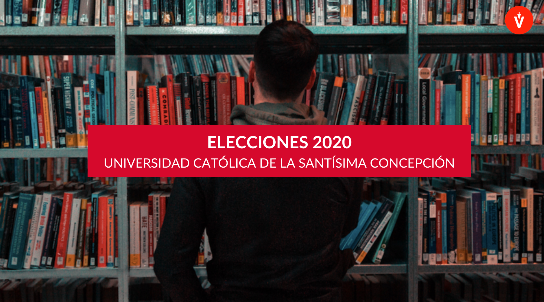 Alumno buscando libros en la biblioteca con un parche rojo que dice Elecciones 2020 UCSC