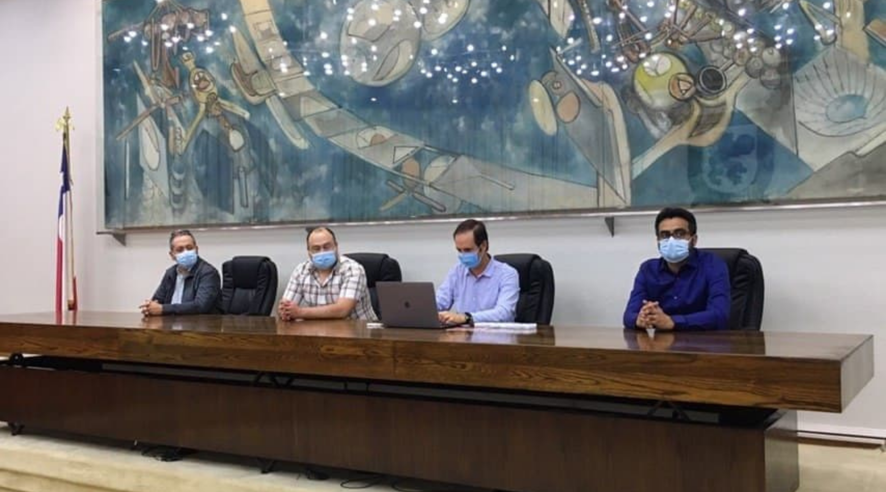 Salón de la USACH con administrativos y Tomás Barros, Gerente General de EVoting, en votación electrónica