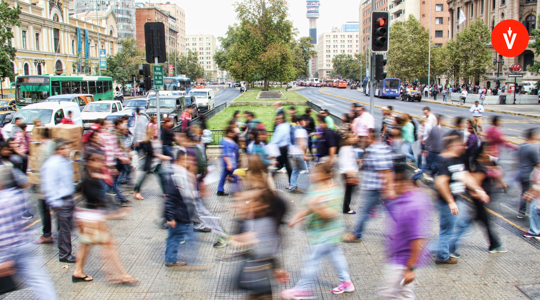 Personas transitando por el centro de Santiago, Chile